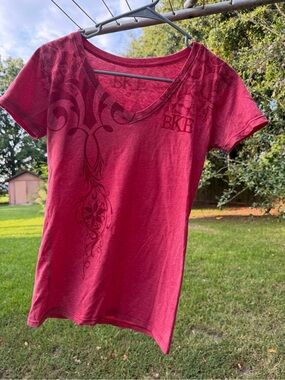 BKE Women's Dark Red V-Neck Short Sleeve Graphic Tee